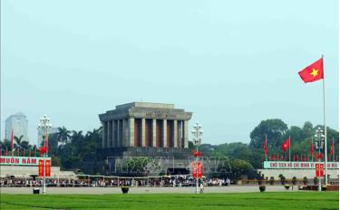 Ngay từ sáng sớm, người dân từ khắp nơi đã vào Lăng viếng Chủ tịch Hồ Chí Minh.