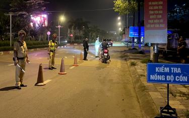 Lực lượng CSGT lập chốt kiểm tra nồng độ cồn trên tuyến đường Âu Cơ, thành phố Yên Bái.
