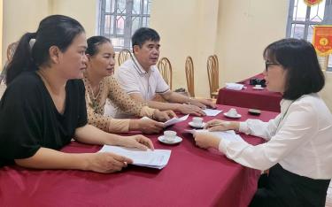 Thường trực HĐND phường Hợp Minh trao đổi với đại biểu HĐND tổ dân phố số 5 về việc nắm bắt ý kiến, kiến nghị của cử tri trên địa bàn.