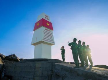 Cán bộ, chiến sĩ Đồn biên phòng Hòn Khoai thực hiện nghi thức chào cột mốc cơ sở A2 trên Hòn Đá Lẻ thuộc cụm đảo Hòn Khoai