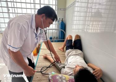 Khám, đo huyết áp cho người dân tại Trạm Y tế xã Vĩnh Phú Tây, huyện Phước Long, tỉnh Bạc Liêu.