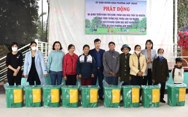 Phường Hợp Minh trao tặng thùng phân loại rác cho các hộ nghèo, hộ khó khăn.