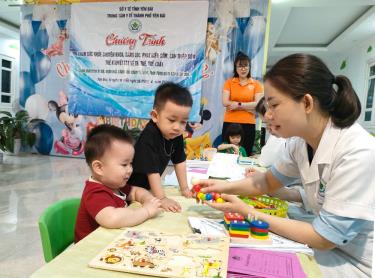 Cán bộ Trung tâm Y tế thành phố Yên Bái khám sàng lọc, phát hiện sớm khuyết tật trí tuệ cho trẻ em tại Trường Mầm non Sunrise.