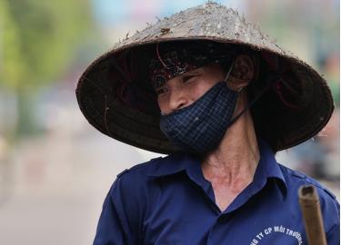 Người lao động Hà Nội làm việc trong nắng nóng cuối tháng 4/2024.
