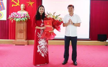 Đồng chí Ngô Hạnh Phúc- Phó Chủ tịch UBND tỉnh trao Quyết định và tặng hoa chúc mừng tân Phó Giám đốc Sở Tư pháp Lã Thị Liền