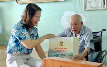 Lãnh đạo huyện Văn Yên tặng quà chiến sỹ Điện Biên nhân dịp kỷ niệm 70 năm Chiến thắng Điện Biên Phủ.