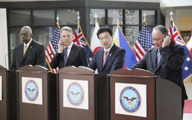 Từ trái sang: Bộ trưởng Quốc phòng Mỹ, Bộ trưởng Quốc phòng Australia, Bộ trưởng Quốc phòng Nhật Bản và Bộ trưởng Quốc phòng Philippines ở Honolulu, ngày 2/5.