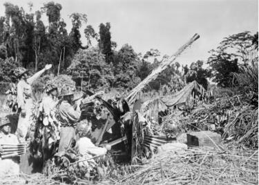 Phối hợp chặt chẽ với các đơn vị xung kích, các chiến sĩ cao xạ pháo đang đánh trả quyết liệt máy bay địch ở Điện Biên Phủ.