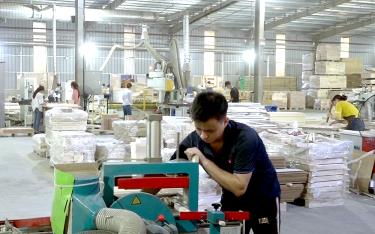 Hoạt động sản xuất của các doanh nghiệp góp phần thu ngân sách của địa phương (Ảnh: Sản xuất, chế biến gỗ xuất khẩu của Công ty TNHH Thiên An, Khu cnghiệp phía Nam tỉnh).