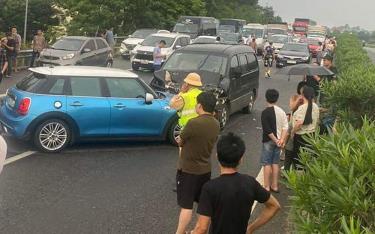 Hiện trường vụ tai nạn giao thông trên tuyến cao tốc Nội Bài - Lào Cai.