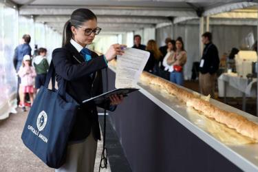 Joanne Brent, giám khảo của Kỷ lục Guinness Thế giới đứng gần chiếc bánh mì baguette trong quá trình kiểm tra nỗ lực đánh bại kỷ lục thế giới về chiếc bánh mì baguette dài nhất trong Triển lãm Bánh mì baguette Suresnes ở Suresnes gần Paris, Pháp, ngày 5/5/2024.