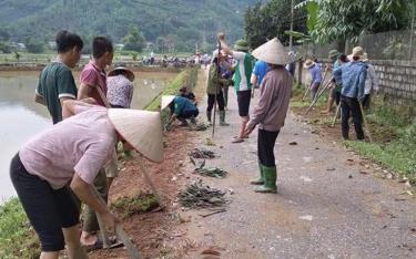 Nhân dân xã Việt Hồng tích cực tham gia vệ sinh các tuyến đường giao thông nông thôn trên địa bàn.