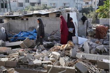Người Palestine tại hiện trường một ngôi nhà bị phá hủy ở Rafah trong cuộc tấn công của Israel hôm 3-5