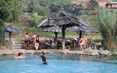Du khách trải nghiệm tắm khoáng nóng tại huyện Trạm Tấu.