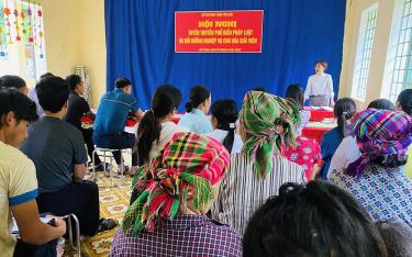Cán bộ Sở Tư pháp tuyên truyền, phổ biến, giáo dục pháp luật cho người dân xã Cát Thịnh, huyện Văn Chấn.