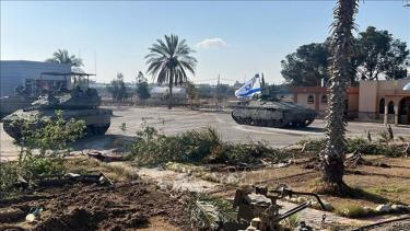 Xe tăng quân đội Israel tiến vào Gaza qua cửa khẩu Rafah ngày 7/5/2024.