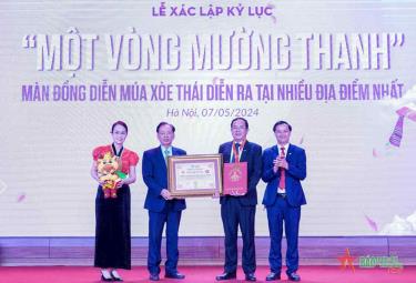 Tổ chức Kỷ lục Việt Nam trao chứng nhận kỷ lục tới Tập đoàn Mường Thanh.