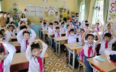 Một giờ học của cô và trò Trường Tiểu học & THCS Tân Thịnh, huyện Văn Chấn.