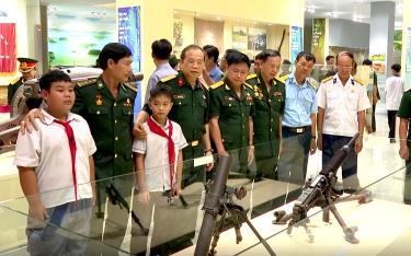 Các cựu chiến binh và học sinh đến tham quan tại Bảo tàng tỉnh Yên Bái nhân dịp kỷ niệm 70 năm Chiến thắng Điện Biên Phủ