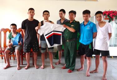 Cán bộ Đồn Biên phòng cửa khẩu quốc tế Hà Tiên tặng quần áo cho 6 người nhập cảnh trái phép.