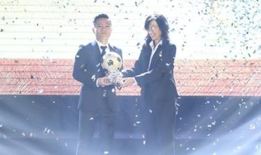 Đinh Thanh Trung (trái) nhận Quả bóng vàng Việt Nam năm 2017