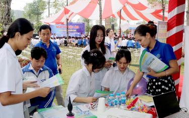 Các công ty, doanh nghiệp tư vấn, giới thiệu việc làm cho các em học sinh và người lao động tại huyện Yên Bình.
