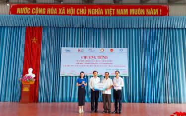 Hội Khuyến học tỉnh Yên Bái cùng các đơn vị tài trợ trao tặng học bổng giúp học sinh khó khăn cho Trường THCS&THPT Nghĩa Tâm, huyện Văn Chấn.