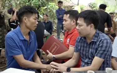 Lãnh đạo huyện Văn Yên thăm hỏi, động viên gia đình có học sinh bị đuối nước ở xã Lang Thíp.