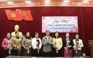 Đồng chí Nguyễn Quốc Toản - Phó Bí thư Thường trực Huyện ủy tặng hoa chúc mừng các đồng chí nữ lãnh đạo khối Đảng, đoàn thể nhân kỷ niệm Ngày Quốc tế Phụ nữ 8/3.