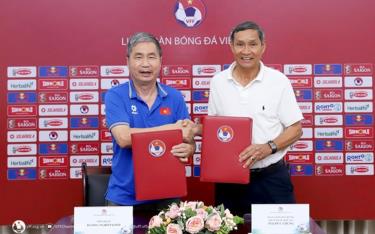 HLV Mai Đức Chung ký hợp đồng với VFF trở lại dẫn dắt đội tuyển nữ Việt Nam.