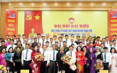 Đồng chí Trần Nhật Tân - Bí thư Huyện ủy, Chủ tịch HĐND huyện tặng hoa chúc mừng Ban Chấp hành Ủy ban MTTQ huyện Trấn Yên khóa XIII, nhiệm kỳ 2024 - 2029.
