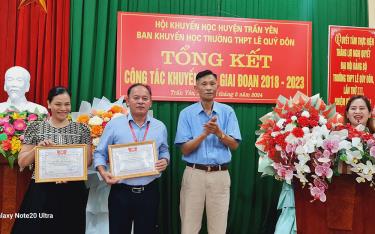 Lãnh đạo HKH huyện Trấn Yên trao giấy khen cho cá nhân và Ban Khuyến học Trường THPT Lê Quý Đôn vì có thành tích xuất sắc trong phong trào khuyến học, khuyến tài xây dựng xã hội học tập giai đoạn 2018 - 2023.