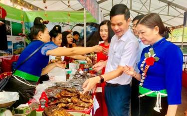 Vice Chairman of the provincial People’s Committee Duong Van Tien visits a booth exhibiting outstanding tourism products in Muong Lo, Nghia Lo./.