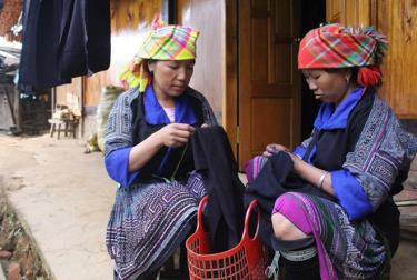 Women in Che Cu Nha commune, Mu Cang Chai district, preserve traditional craft.