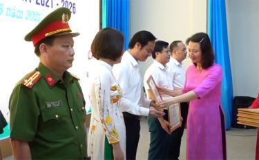 Huyện Văn Yên khen thưởng 51 tập thể và 118 cá nhân có thành tích xuất sắc trong công tác bầu cử và vận động cử tri 