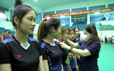 Đồng chí Vũ Thị Hiền Hạnh - Phó Chủ tịch UBND tỉnh trao Huy chương Vàng cho các VĐV đội bóng chuyền nữ Lục Yên.