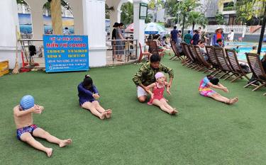 Dạy bơi cho trẻ em tại Câu lạc bộ Bơi Hồng Ngọc, thành phố Yên Bái.