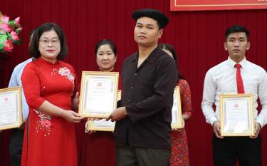 Mô hình điển hình tiên tiến trong học tập và làm theo Bác của thôn 1, xã Hòa Cuông được Huyện ủy Trấn Yên khen thưởng.
