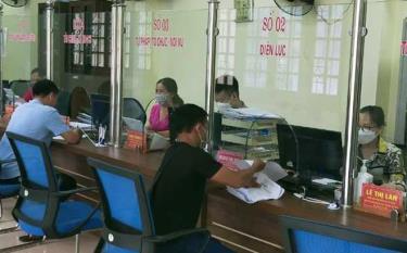 Người dân đến giải quyết thủ tục hành chính tại Bộ phận Phục vụ hành chính công huyện Văn Chấn.
