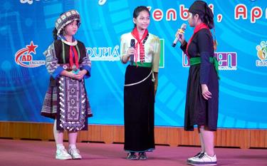 Các em học sinh huyện Mù Cang Chải tham gia Cuộc thi Hùng biện Tiếng Anh dành cho học sinh cấp THCS và THPT cấp tỉnh.