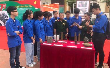 Học sinh Trường THPT Chuyên Nguyễn Tất Thành, thành phố Yên Bái tham quan trưng bày với chủ đề “Ký ức thời hoa lửa” tại Bảo tàng tỉnh.