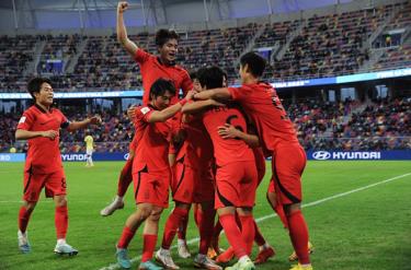 Niềm vui của các cầu thủ trẻ Hàn Quốc sau khi giành vé vào tứ kết U20 World Cup 2023.