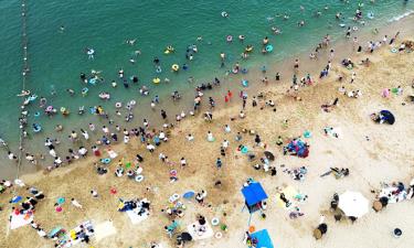Người dân tìm tới bãi biển tại thành phố Thâm Quyến, tỉnh Quảng Đông, Trung Quốc giữa đợt nắng nóng vào ngày 1-6.
