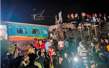 Lực lượng cứu hộ làm việc tại hiện trường đoàn tàu chở khách bị trật bánh ở Balasore, bang Odisha, miền Đông Ấn Độ, ngày 2/6/2023.