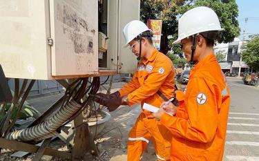 Công nhân Công ty điện lực Kon Tum kiểm tra cấu hình các thiết bị trên trạm điện, bảo đảm cấp điện an toàn trong mùa nắng nóng.