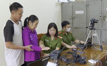 Trung tá Hà Thị Lan cùng đồng nghiệp hỗ trợ người dân làm thẻ CCCD.
