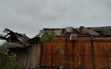 Một ngôi nhà tốc mái trên địa bàn huyện Văn Yên.