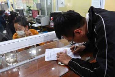 Tài xế nộp các loại phí tại Trung tâm đăng kiểm xe cơ giới 2903V, Hà Nội, ngày 1/3.