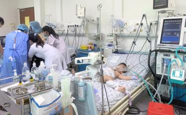 Một bé mắc tay chân miệng nguy kịch, phải thở máy tại Bệnh viện Nhi đồng thành phố vào ngày 1-6
