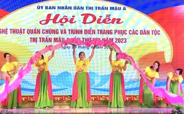 Tiết mục tham gia Hội diễn Nghệ thuật quần chúng và Trình diễn trang phục các dân tộc do thị trấn Mậu A, huyện Văn Yên tổ chức.